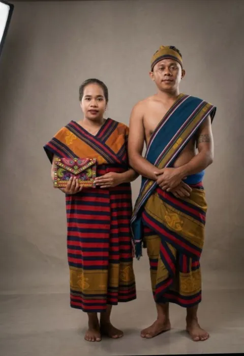 Foto sampul undangan Yuliana Holo & Dominikus Ndara Kamanda