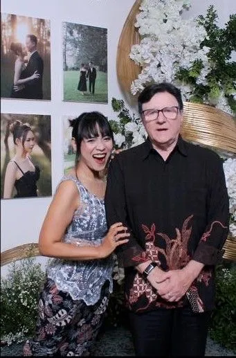 Foto sampul undangan Gary Wells & Santi Nurhayati