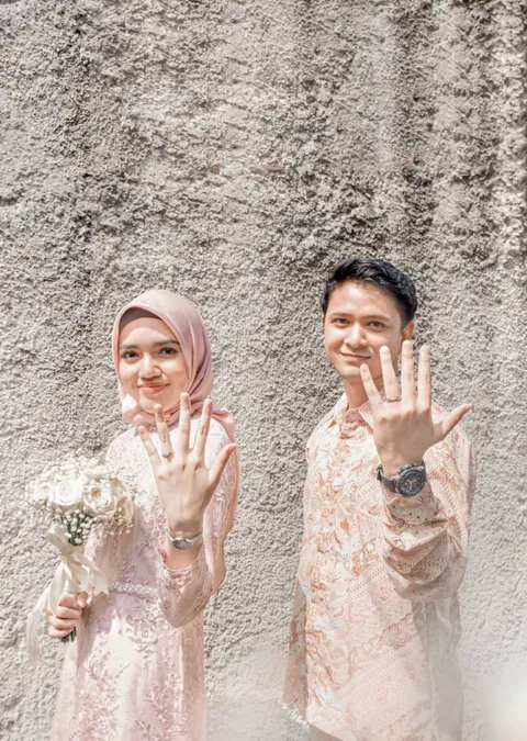Foto sampul undangan Dr. Astrid & Dr. Chakra