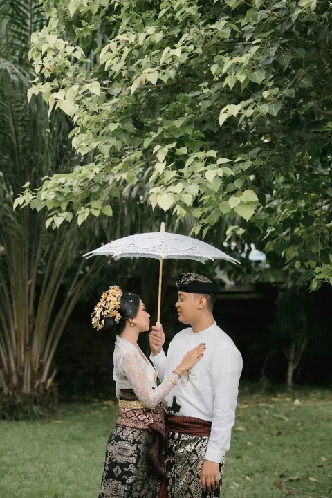 Foto sampul undangan Cok Is & Cok Gus
