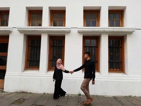 Foto sampul undangan Apri & Yola