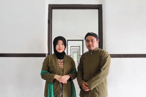 Foto sampul undangan My & Wedding