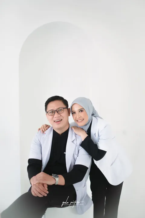 Foto sampul undangan Dr. Riki & Dr. Syifa