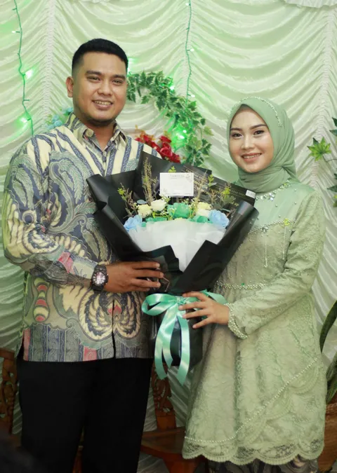 Foto sampul undangan Mella & Revan