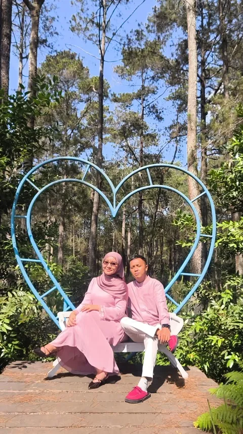 Foto sampul undangan Cahyo & Ujii
