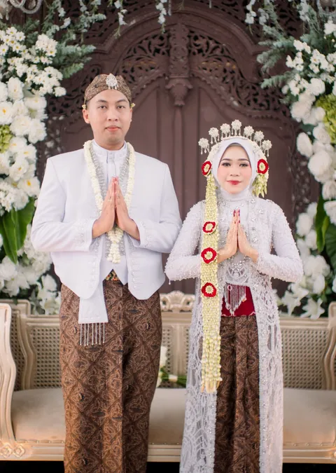 Foto sampul undangan Mega & Siroju
