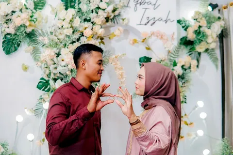 Foto sampul undangan Izzah & Iqbal