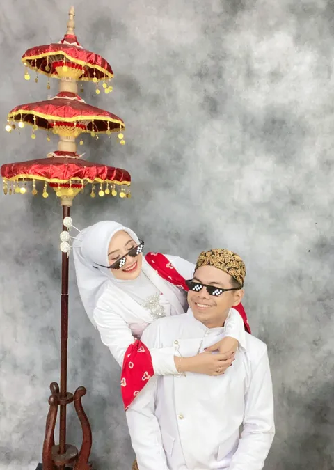 Foto sampul undangan Azmi & Erna