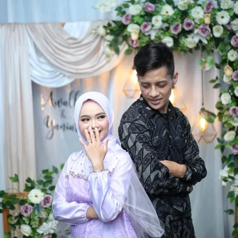 Foto sampul undangan Yuniar & Awall
