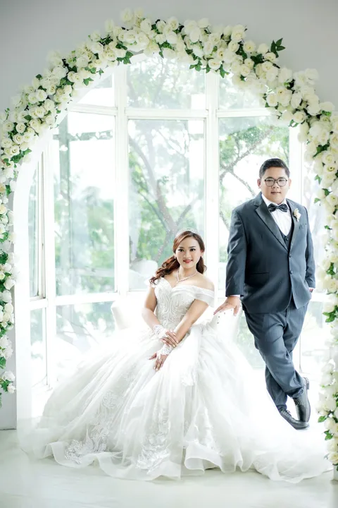 Foto sampul undangan Dela & Alvie