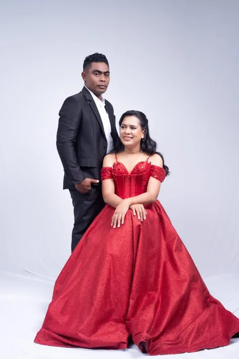 Foto sampul undangan Meriana Mora Henggi, Se & Hendriyanto Tabuna, Se