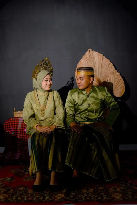 Foto sampul undangan Calling & Emi