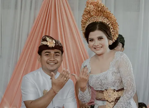 Foto sampul undangan I Luh & Kadek