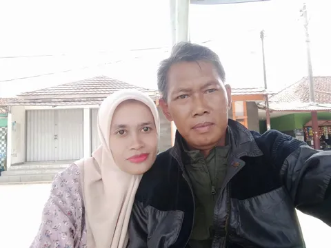 Foto sampul undangan Devi Lestari & Munadi Joyowardoyo