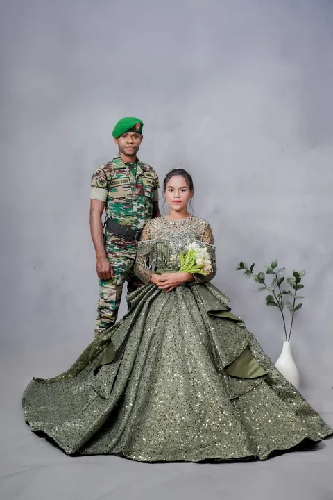 Foto sampul undangan Lissa Renyaan & Serda Moses M Keda