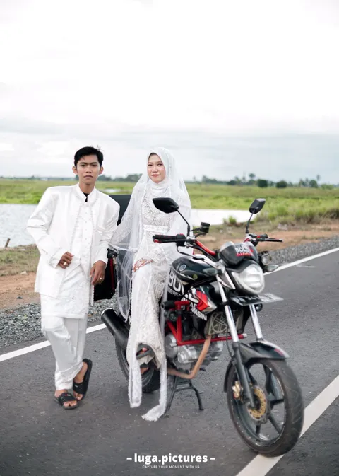 Foto sampul undangan Mina & Ofal