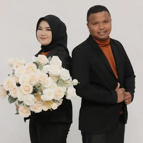 Foto sampul undangan Indri & Romi