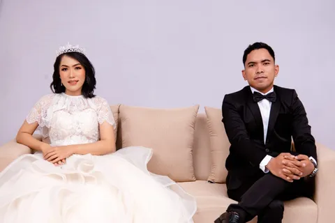 Foto sampul undangan Roy & July