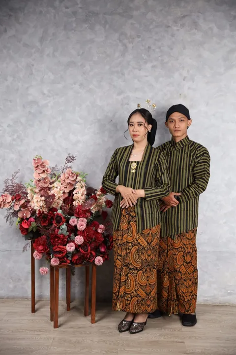 Foto sampul undangan Muzilah & Risko