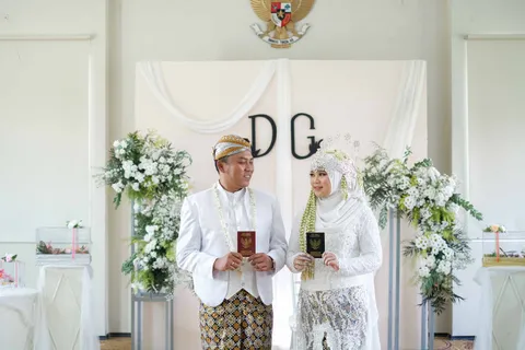 Foto sampul undangan Devi & Gufron