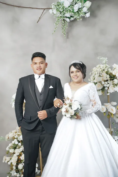 Foto sampul undangan Yolan & Tovan