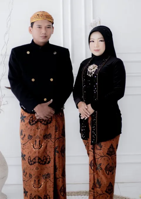 Foto sampul undangan Sri & Tanto
