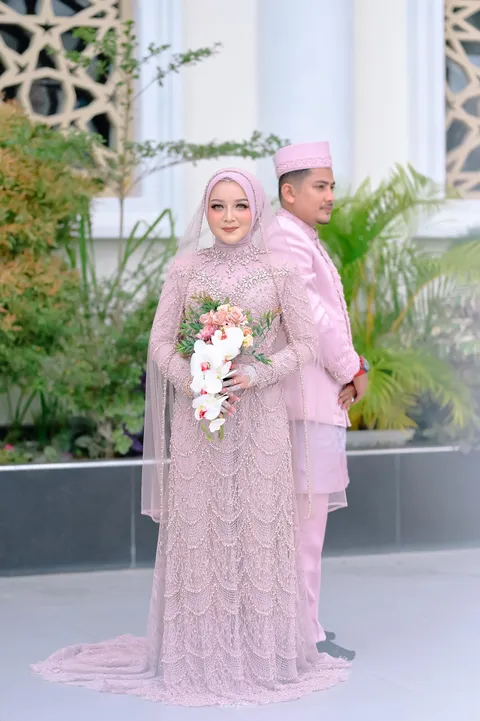 Foto sampul undangan Ozy & Putri