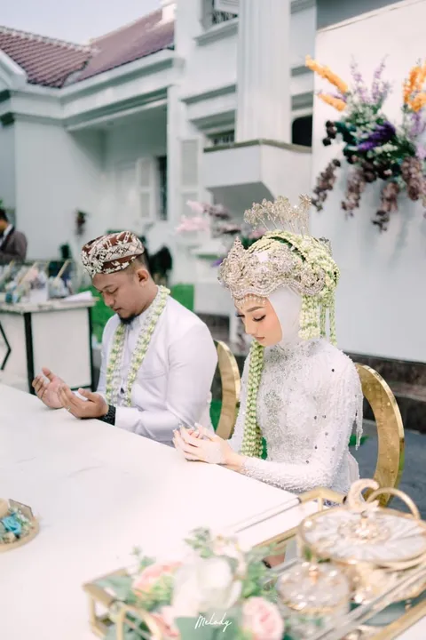 Foto sampul undangan Alisya & Fikron