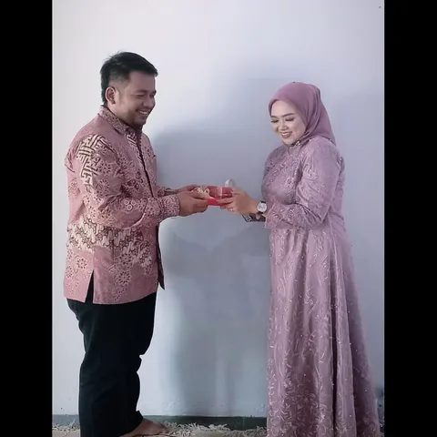 Foto sampul undangan Muhammad Ishomuddin & Karunia Utami