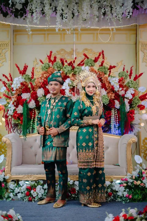 Foto sampul undangan Dewi & Putra