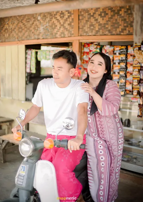 Foto sampul undangan Oetari & Nauval