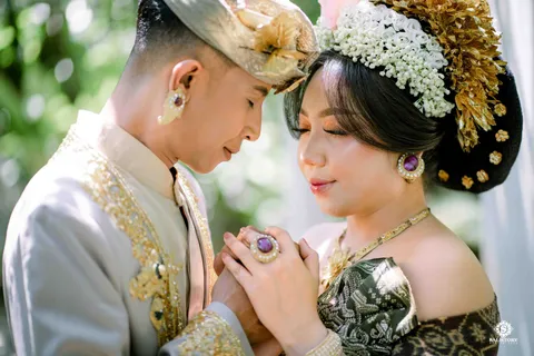 Foto sampul undangan Tika & Wika