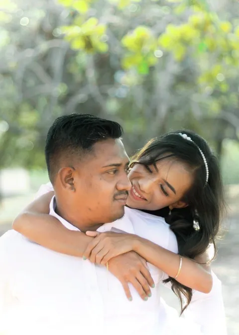 Foto sampul undangan Devi & Lio