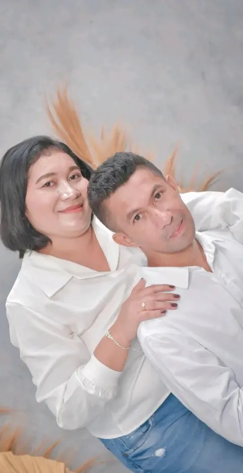 Foto sampul undangan Nesty & Stonner