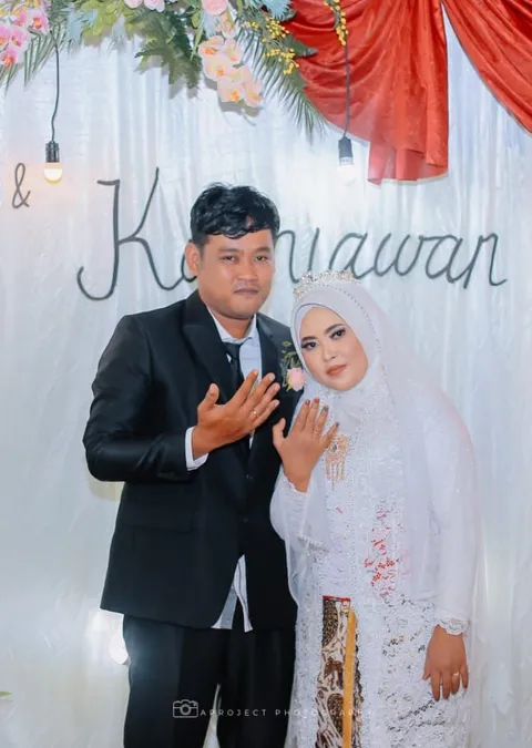 Foto sampul undangan Mely & Tika
