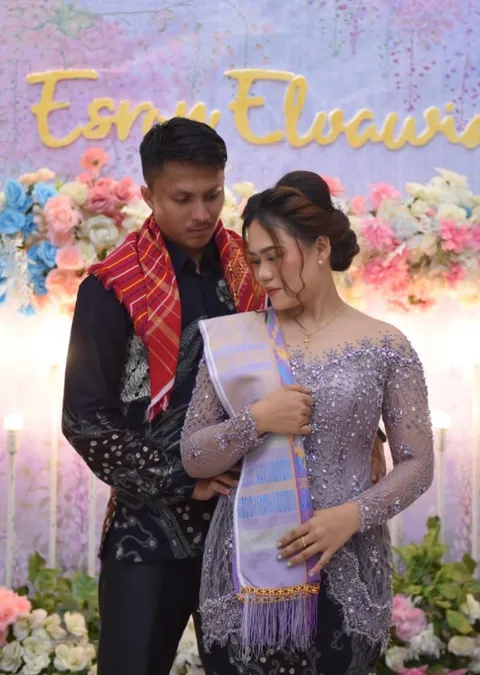 Foto sampul undangan Esron & Elva
