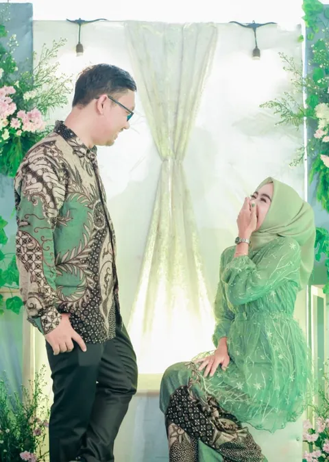 Foto sampul undangan Esti Permatasari & Gillar Asy'ari Pratama