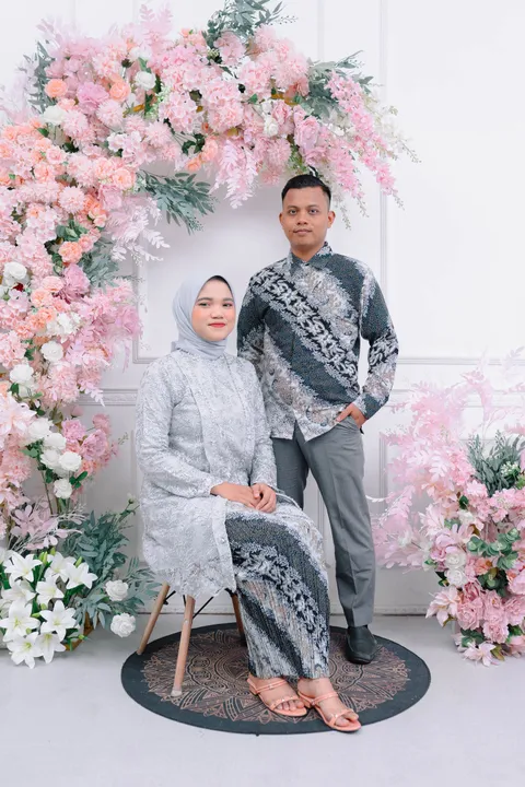 Foto sampul undangan Mega & Majid