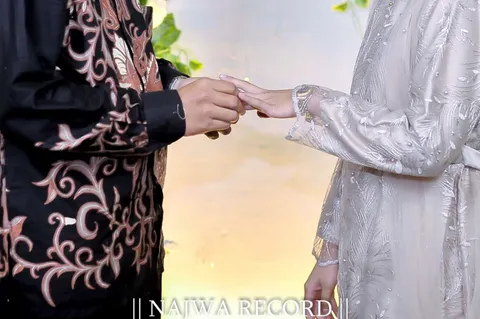 Foto sampul undangan Sinta & Riko