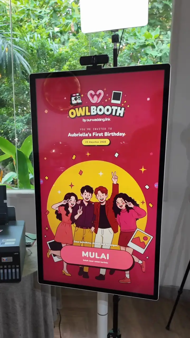 Kios photobooth OWLBOOTH di acara, keluarga berfoto bersama, lalu hasil cetak foto AI para tamu.